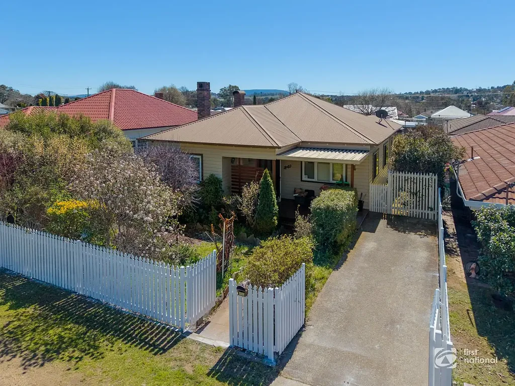 Armidale 4 Bedroom Prime central cottage with rear lane access