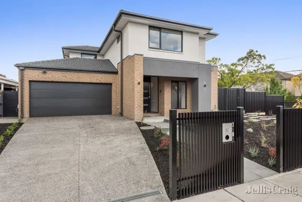STUNNING 4 BEDROOM EXECUTIVE TOWN RESIDENCE