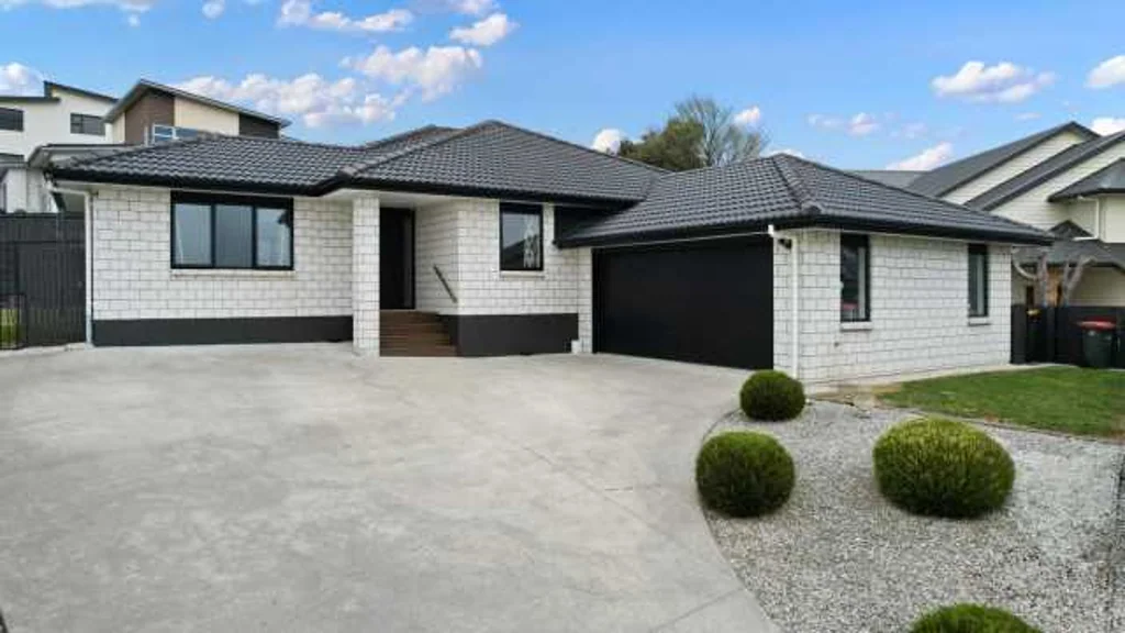 Huntington 4 Bedroom Beautifully Presented Family Home in Huntington