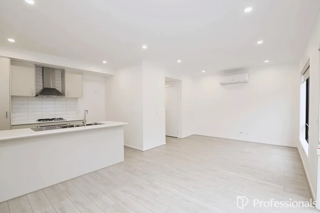 14 Rodway Walk, Tarneit, VIC 3029, 5 Bedrooms, 2 Bathrooms, Townhouse
