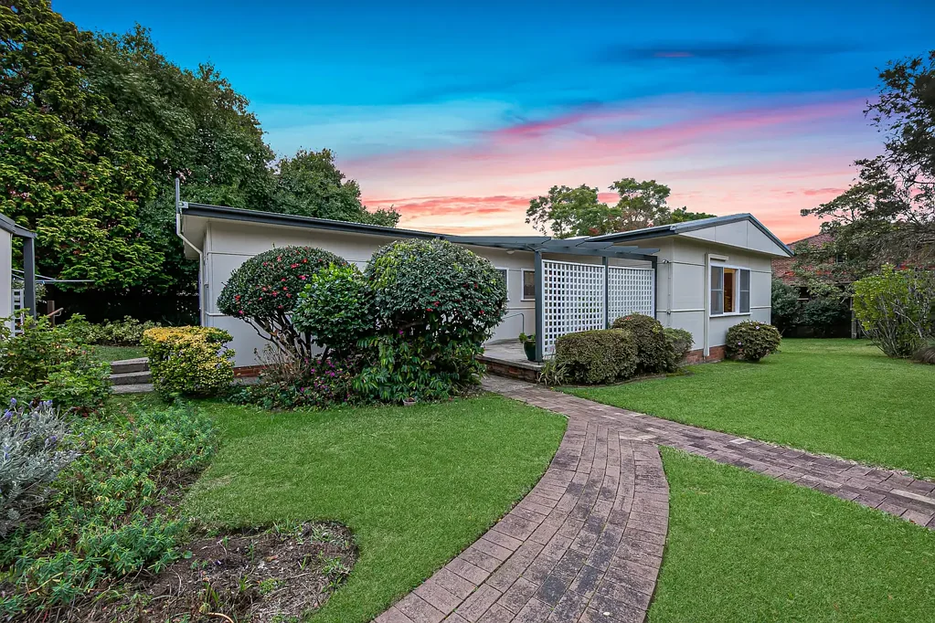 Pennant Hills 4房 60年家族传承 地段尊贵 42米临街面 1208平米巨地块 四卧多空间 步行学校交通 Endless Opportunity, Prized Location: Much Loved Family Home on 1,208sqm
