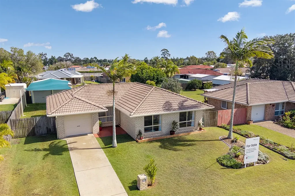 Eli Waters 4房  Family-Friendly Living with Space for Caravan, Boat & More