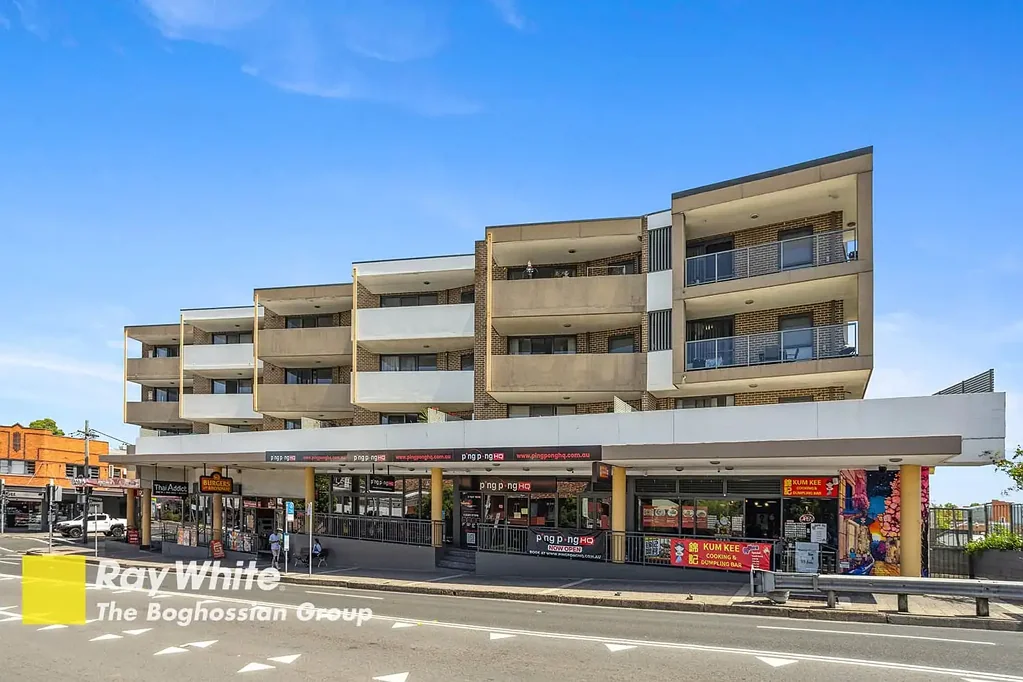 IT'S HUGE AND MODERN - Large Living At It's Best