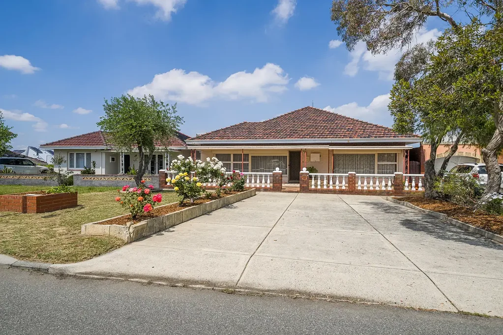 Fremantle 3ਬੈੱਡਰੂਮ Classic 1960s Family Home with Expansive Views - Green Title 761sqm (Zoned R25)