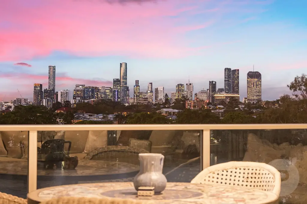 St Lucia 3બેડરૂમ Riverfront Living of Exceptional Scale with Sweeping Brisbane River & City Views