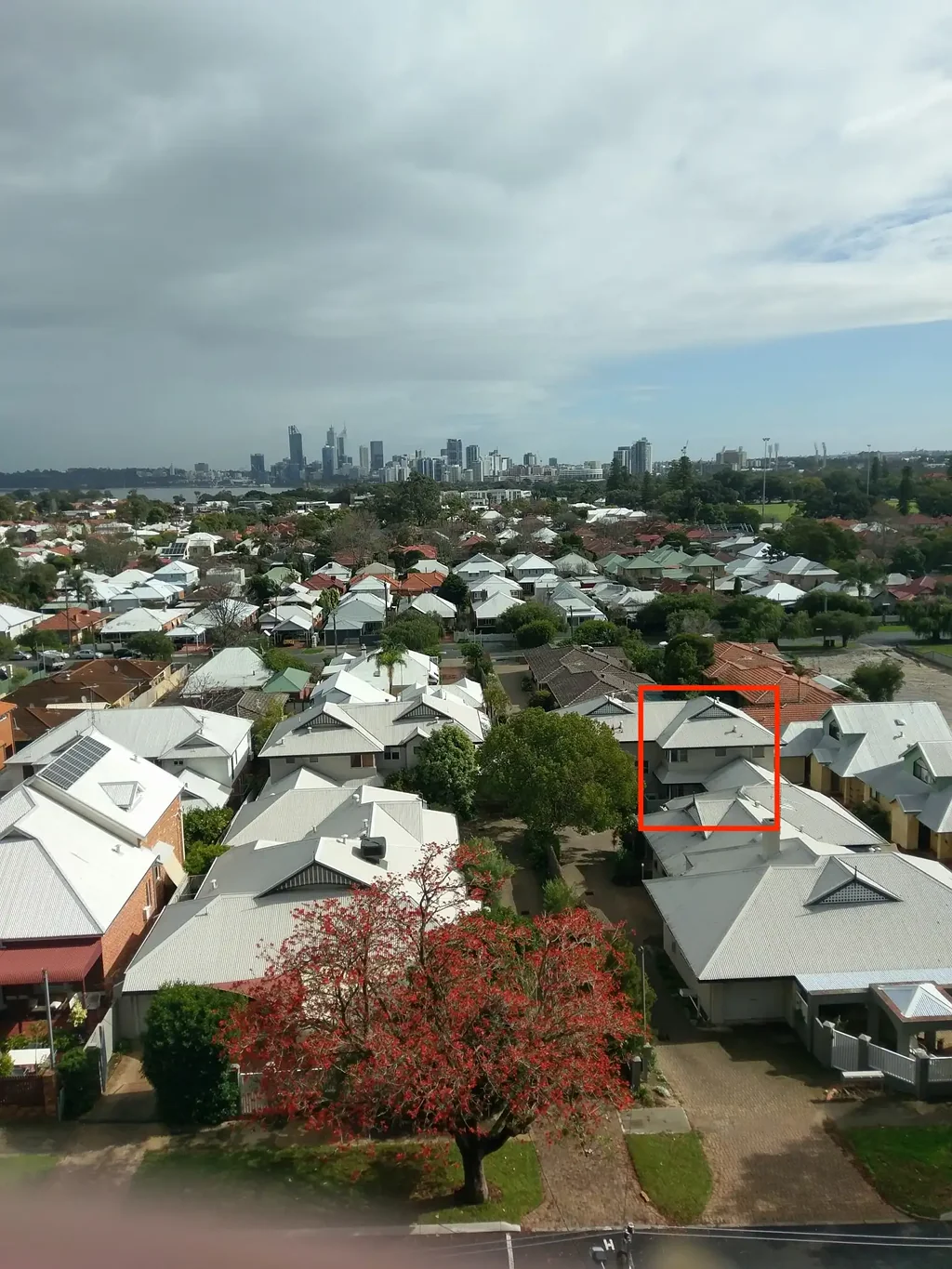 RARE OPPORTUNITY - FURNISHED TOWNHOUSE IN CENTRAL LOCATION