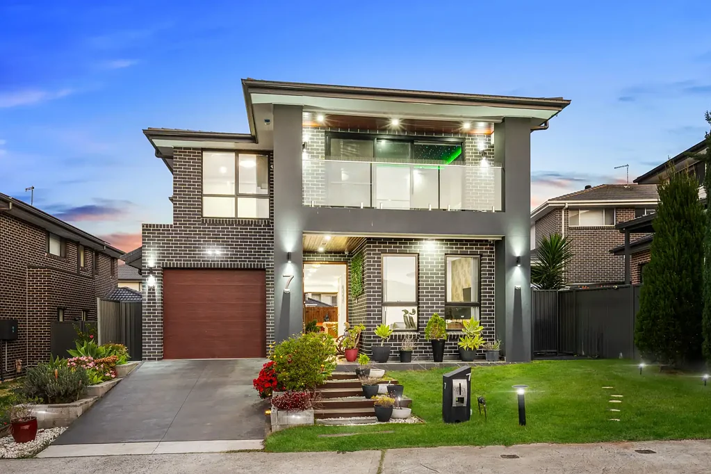 Schofields 5房 东北现代优雅与家庭生活完美结合！ North East Modern Elegance Meets Family Living!