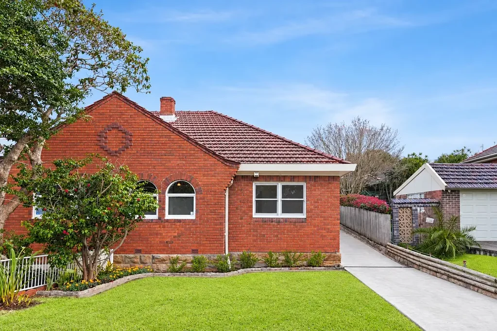 Denistone 2બેડરૂમ Full Brick Charm, Generous Land & No Strata
