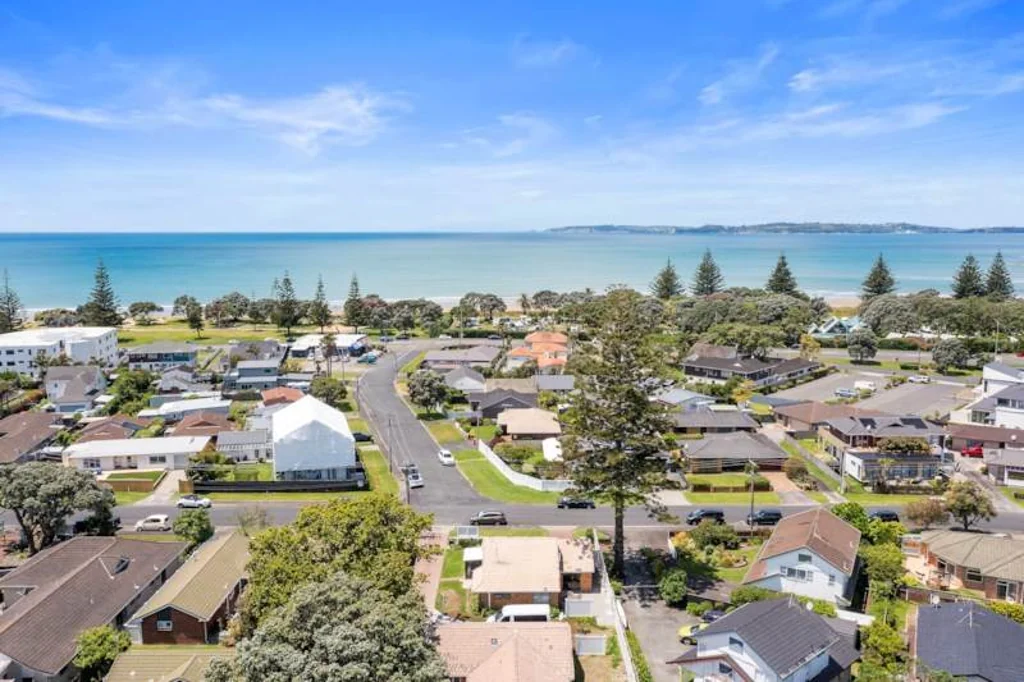 Orewa 1房  RETIRE TO THE BEACH - COASTAL LIVING AT ITS BEST!