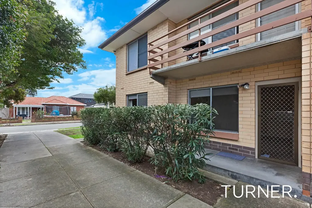 Ground floor unit with new paint and flooring throughout