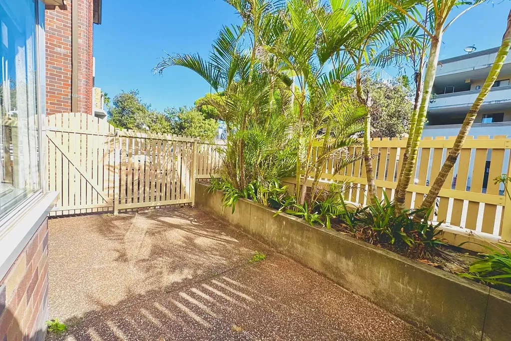Bondi Beach Furnished 2 bedroom unit with private Courtyard