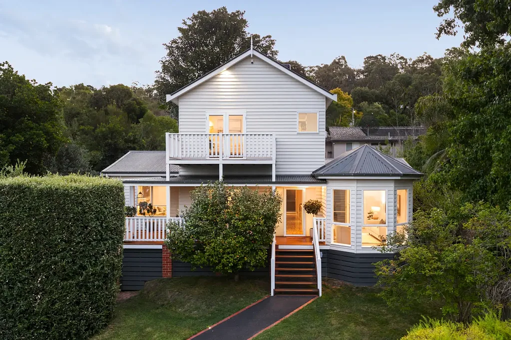 Croydon North 4房 精心维护绿园后 1380㎡阔地 双层Weatherboard住宅 风格空间私密 临近商店交通公园 木质地板开放式厨房 Smeg炉灶大岛台 法式门连通双厅 室内外无缝衔接 主卧带阳台 Dandenong Ranges美景 中央暖气蒸发冷 中央吸尘安保系统 双车位车库 大储物棚 A Family Sanctuary with Views & Timeless Charm.