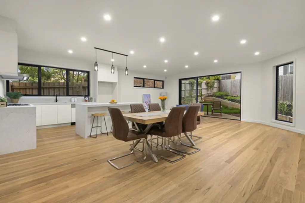 Templestowe Lower 4房 品质联排尊邸 雅拉河滨 精致装修 实用布局 家庭优选 宽敞卧舱 独立套间 客厅餐厅一体化 高质Miele电器 2.7米挑高 露台休闲 中央冷暖 双车库 尊贵地段 名校环抱 Brand New Quality and Style