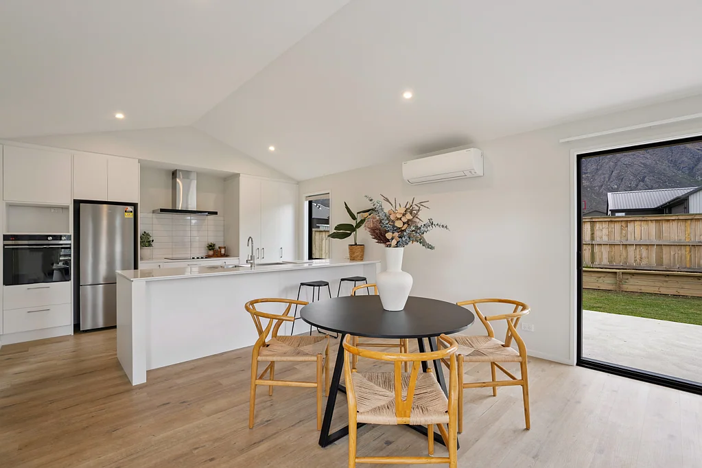 Jacks Point 5 Slaapkamer Spacious Home & Income on Large Section