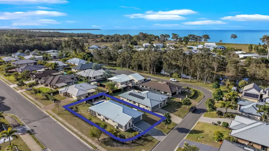 Burrum Heads 4બેડરૂમ Beautifully Presented Home With Pool In Popular On The Beach Estate