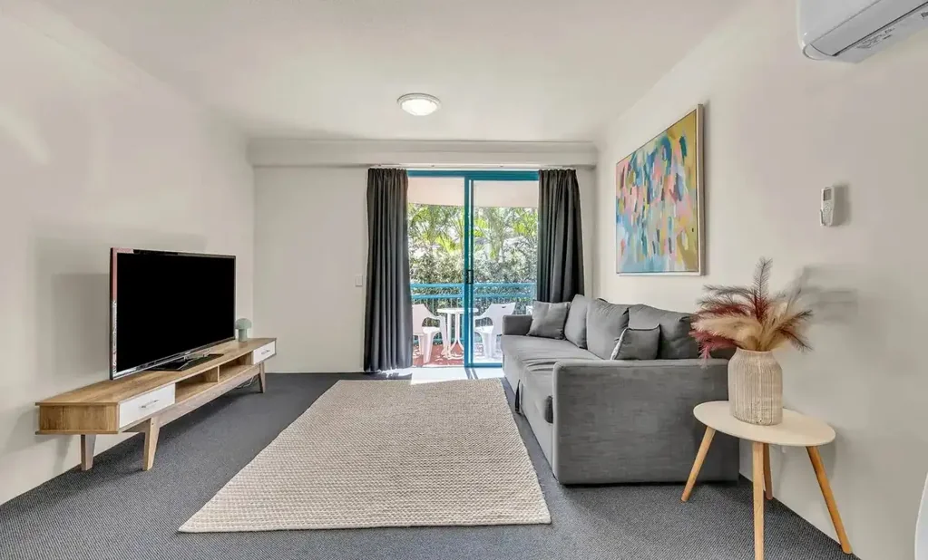 FURNISHED UNIT WALKING DISTANCE TO BEACH