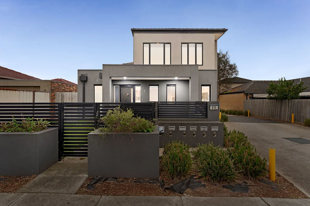 Springvale 3房 宽敞现代联排别墅，带有私密户外休闲区 Spacious Contemporary Townhouse with Private Alfresco Appeal