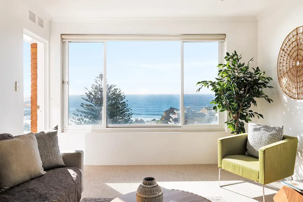 Curl Curl 2 Slaapkamer Sunlit coastal retreat with ocean views above Curl Curl, and exclusive use lock-up garage