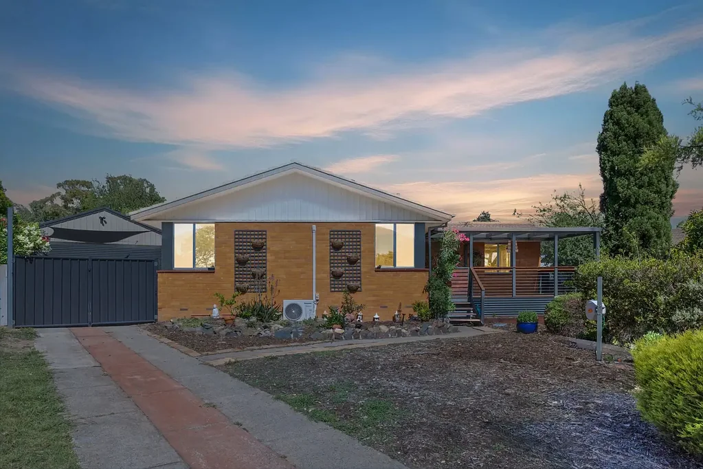 Holt 3Phòng ngủ Space, Privacy and a Backyard to Love