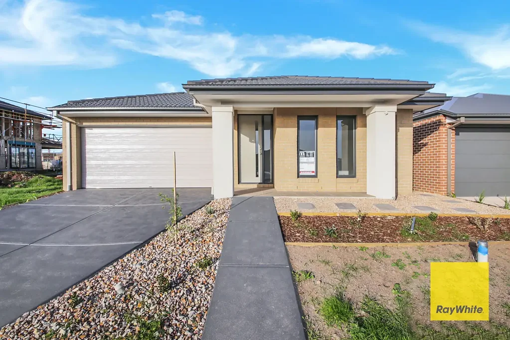 Stunning Family Home in the Prestigious Grandview Estate!!!