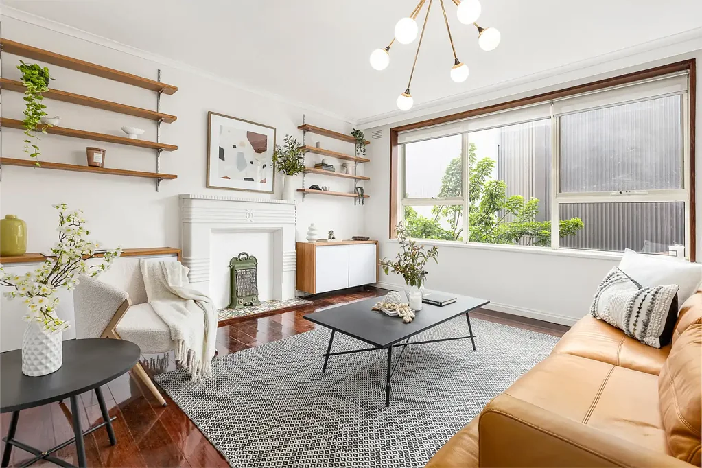 St Kilda 3房 朝北公寓 精装修空间 步行范围Acland Street 植物园 海滩 安全宽敞 光线充足 低维护生活 硬木地板 石英石厨房 三卧两衣柜 翻新浴室 独立卫生间 空调供暖 室内停车位 储物间 Spacious Living with Quality Upgrades