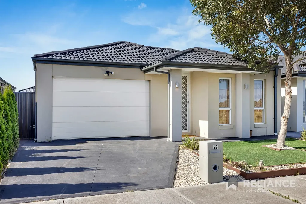 Tarneit 4 Bedroom Spacious Family Retreat Moments from Riverdale Village!