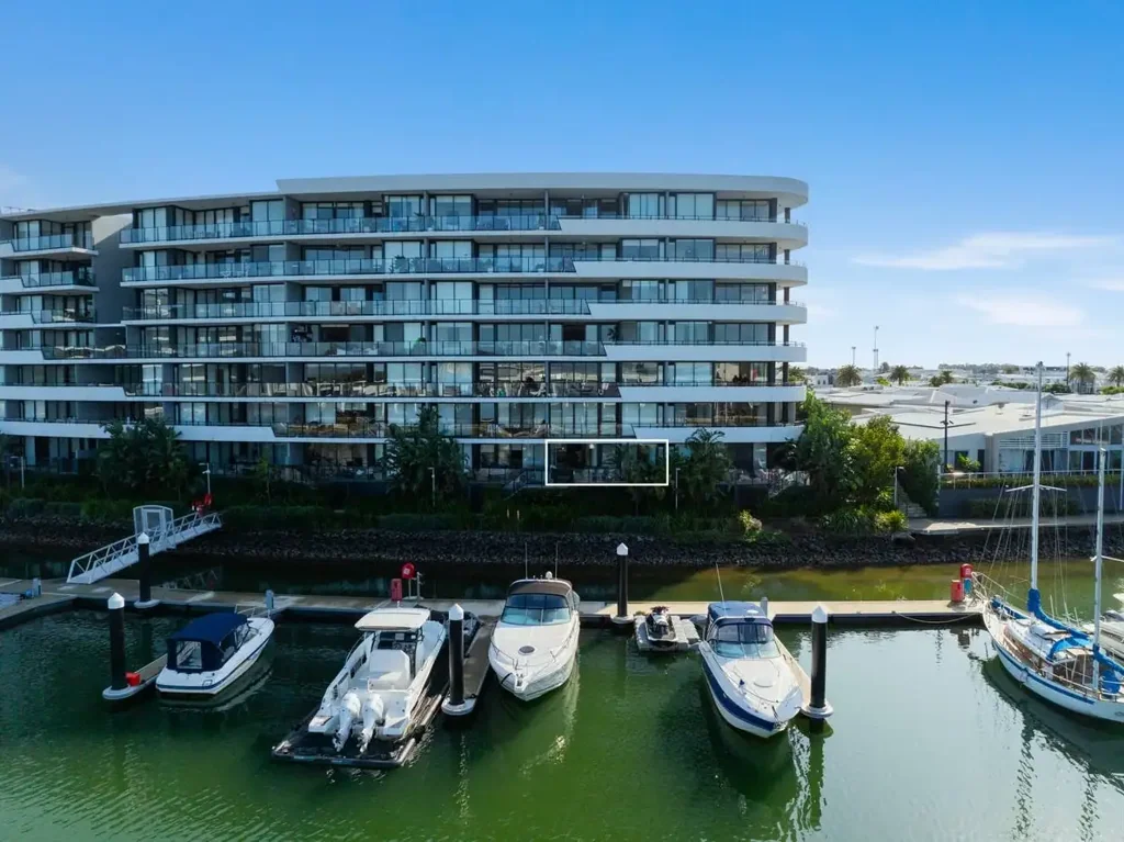 Hope Island 2ਬੈੱਡਰੂਮ Price Reduction - Well Positioned Elevated Ground Floor Waterfront Courtyard Apartment