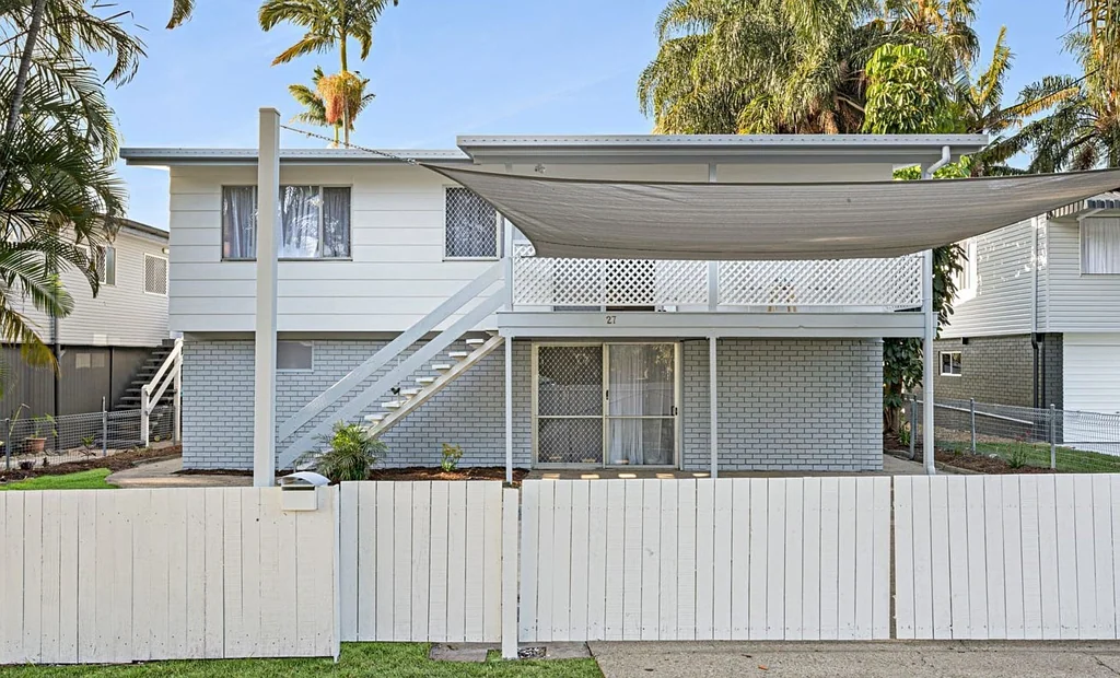 Beautiful Fully Renovated Coastal Home - Walk to Waterfront!
