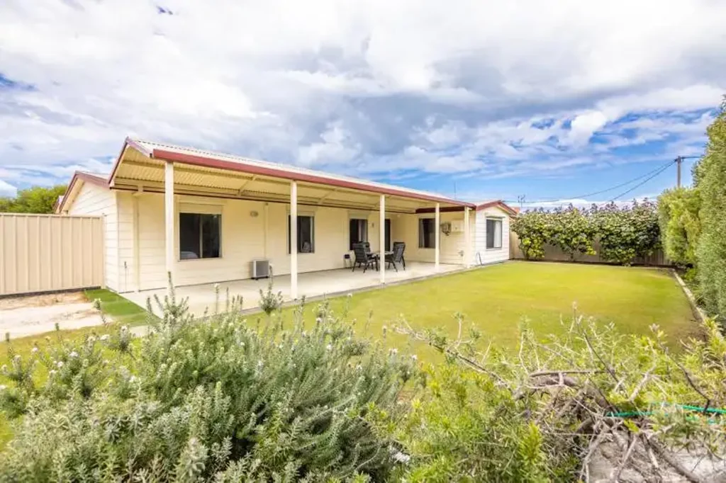 Jurien Bay 4房  HIDE AWAY! Spacious Family Home with Expansive Outdoor Features