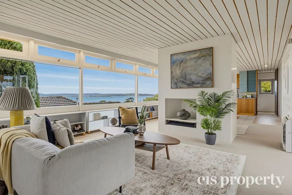 Taroona 4房  Elevated Coastal Living with Breathtaking Water Views & Flexible Family Accommodation