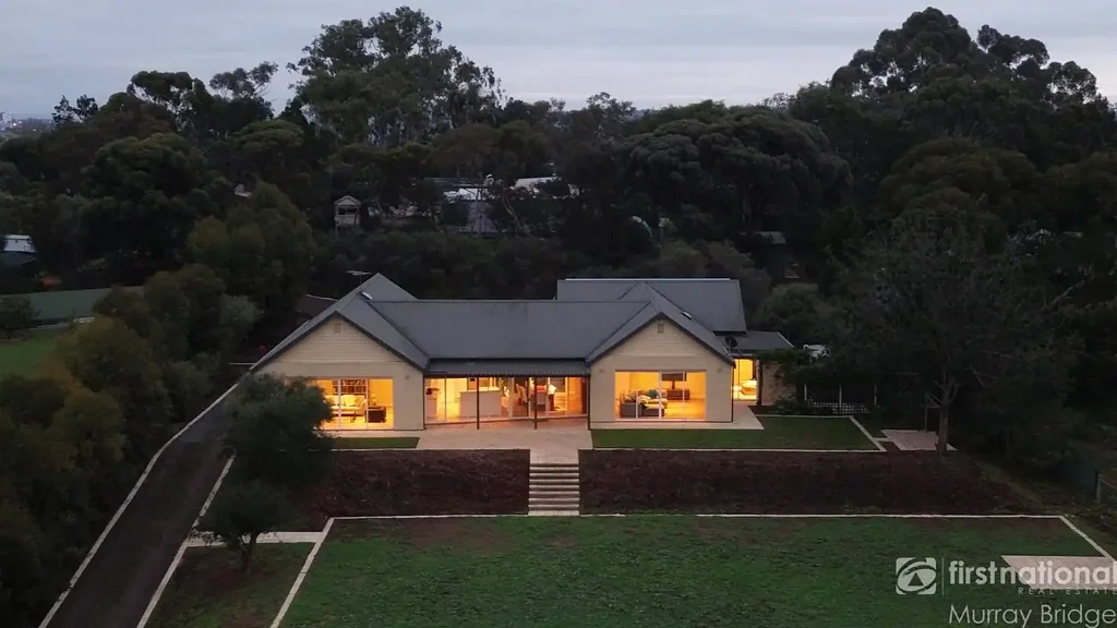 Murray Bridge 6房  Grand Family Home Sweeping Views on Large Parcel of Land.