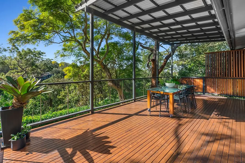 Newport 4 Slaapkamer Spacious and stylish mid-century residence; backing onto reserve