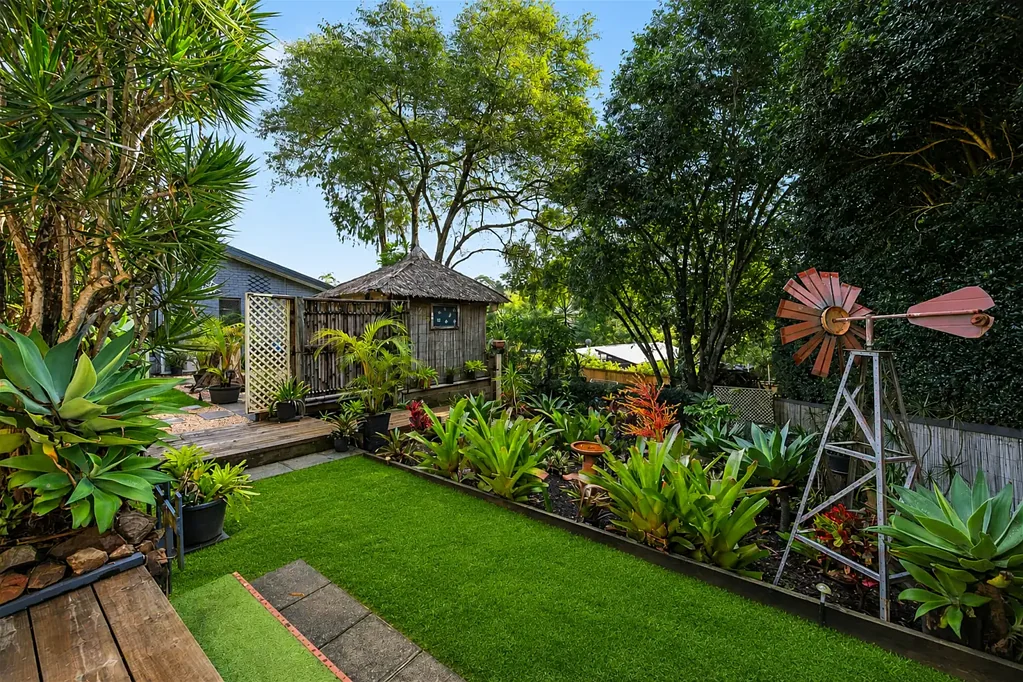 Woombye 3Zimmer A Private Family Oasis on 987m² – Entertainer's Dream with Stunning Gardens