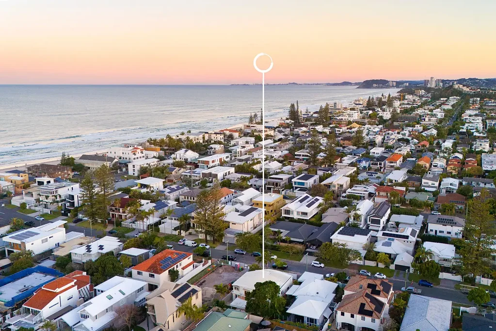 Mermaid Beach 5ਬੈੱਡਰੂਮ Quality beachside family home on a larger 455sqm block with a 15m frontage