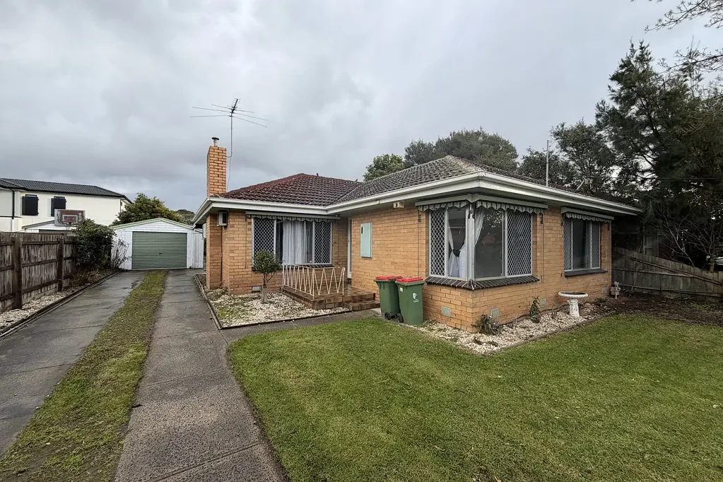 FOR LEASE - NEAT & SPACIOUS FAMILY HOME IN A CONVENIENT LOCA