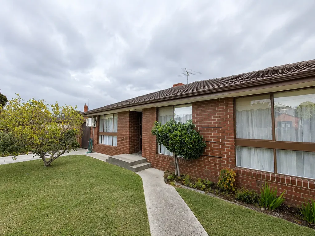 3 bedroom unit close to amenities