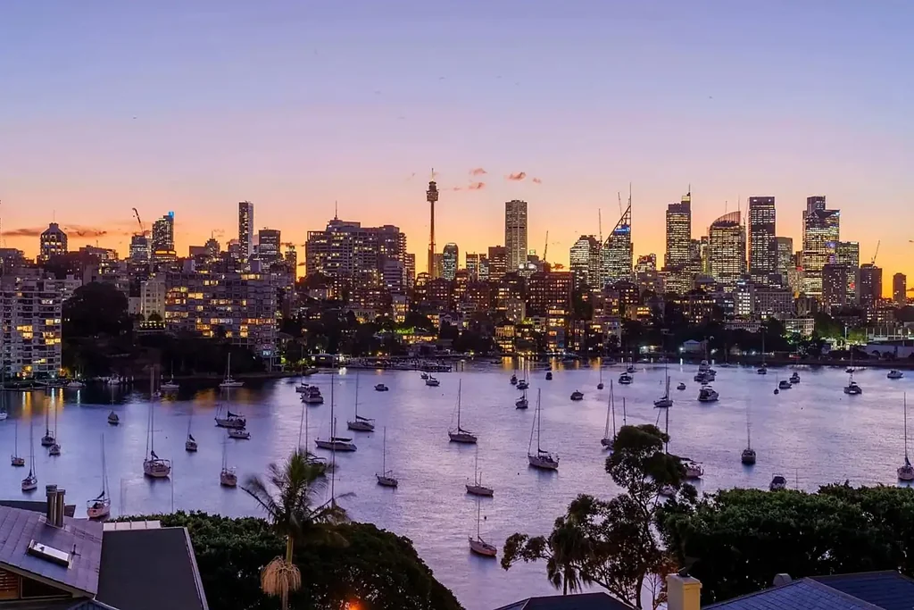 STUNNING EXECUTIVE APARTMENT WITH PANORAMIC HARBOUR VIEWS