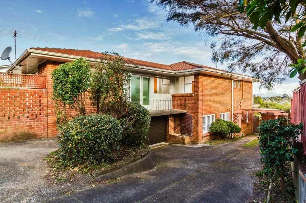 This lovely home is situated on one of the main link roads between Titirangi and New Lynn