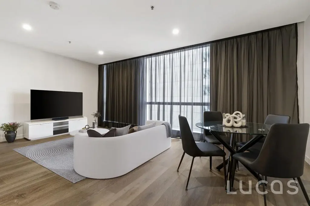 Melbourne 1房 全新木地板 明亮空间 顶级LG家电 石材操作台 安全停车 QV中心位置 游泳池健身房 IMMACULATELY RENOVATED MODERN OASIS IN THE HEART OF MELBOURNE