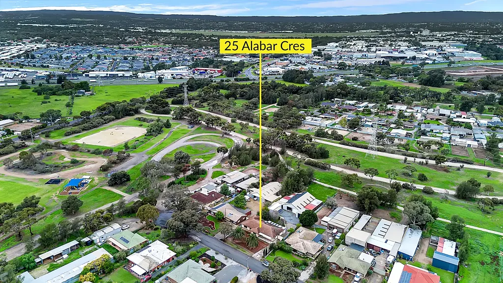 Globe Derby Park 4房  Solid Brick. Granny Flat. 8 Stables & Over 1300sqm of Land