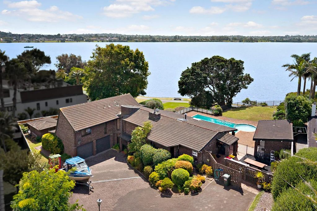 Sunnyhills 4 Bedroom Rare waterfront opportunity!