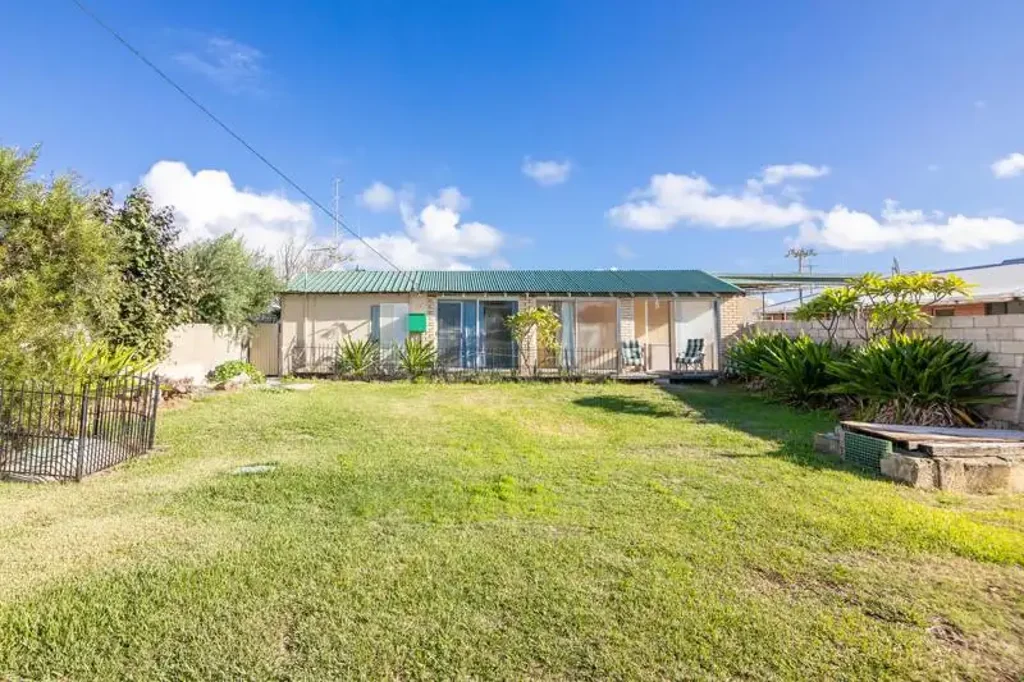 Leeman 4房  4 Bedroom Home with side access, shed & more