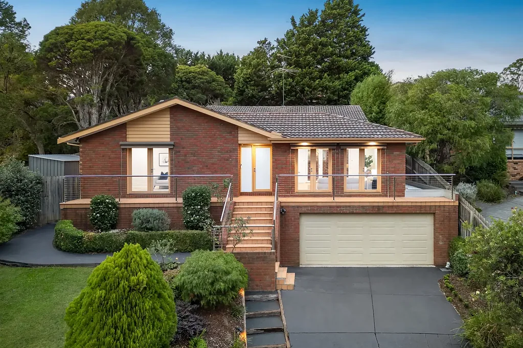 Templestowe 4房 宽敞四居错层 优质电器齐全 主卧套房带步入式衣帽间 大型后院娱乐区 地理位置优越 A Spacious Family Haven with Elevated Appeal