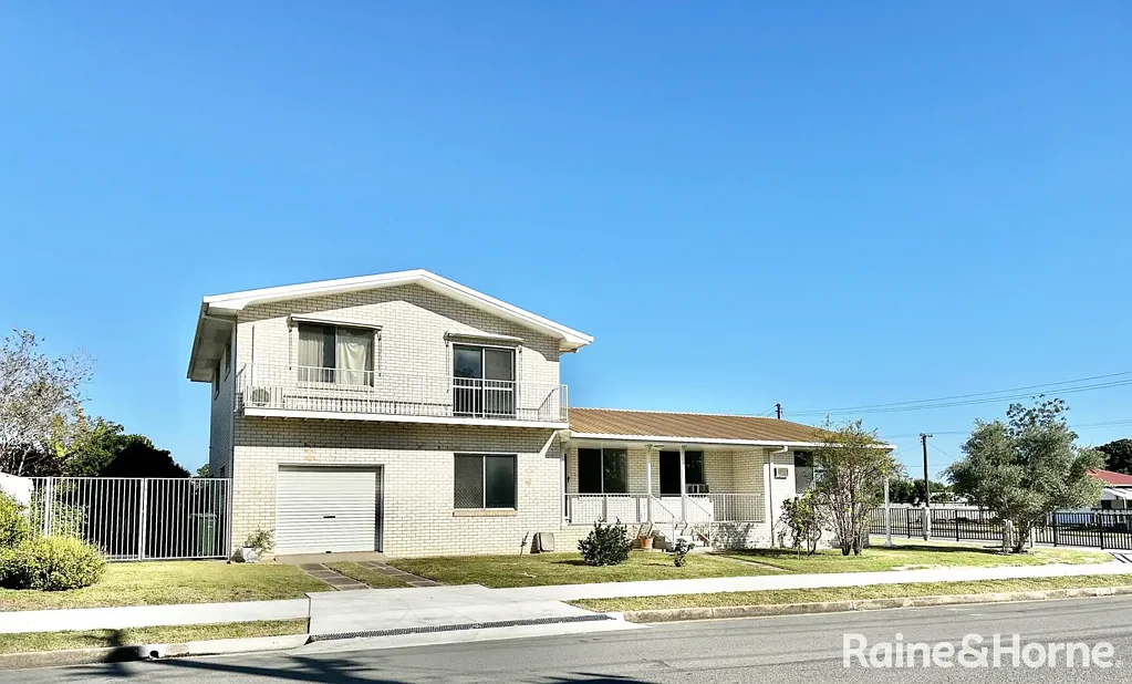 LARGE FAMILY HOME WITH AIR CONDITIONING