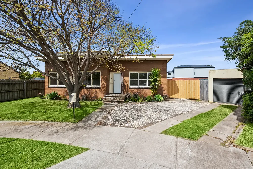 Newcomb 3Zimmer Endless Potential in Prime Newcomb Location!