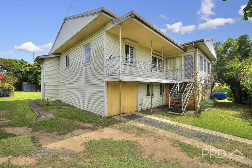 Torquay 3房  MASSIVE HIGH SET HOME - 3 HUGE BEDROOMS - HIGH CEILING - OVERSIZED LIVING AREAS - ELEVATED 643 m2 BLOCK - EXCELLENT TORQUAY LOCATION - WATER VIEW