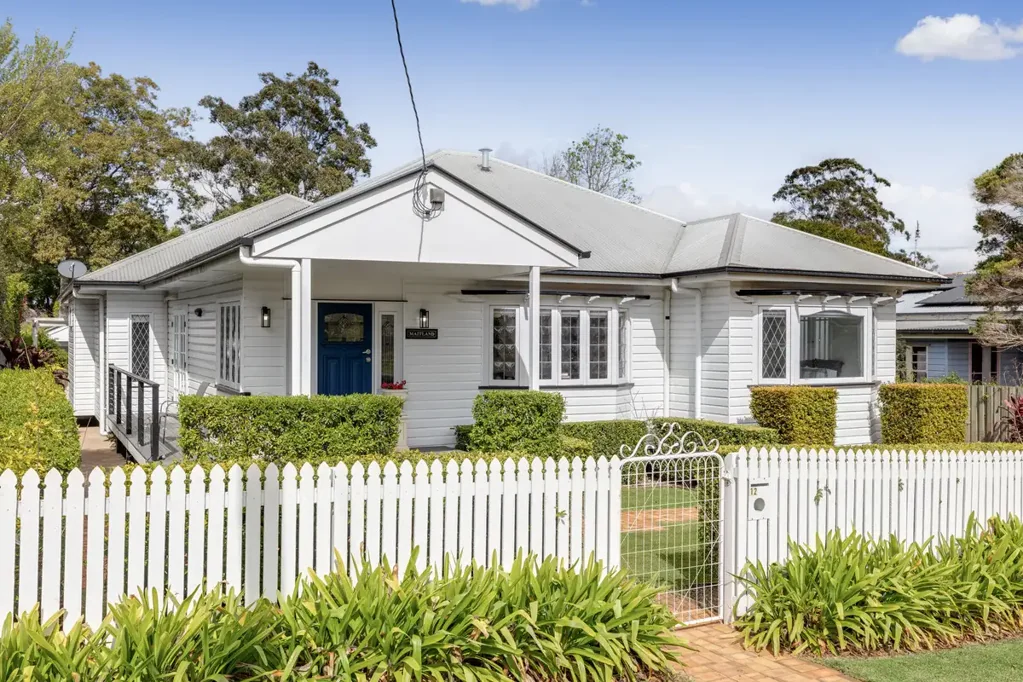 North Toowoomba 5Zimmer Beautiful Home + Income Producing Granny Flats – Smart Investing Starts Here!