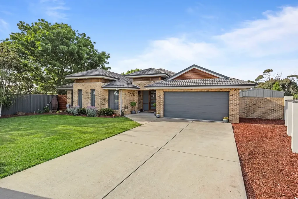 Miners Rest 4침실 Spacious Family Living with Exceptional Shedding Opposite Miners Rest Recreation Reserve