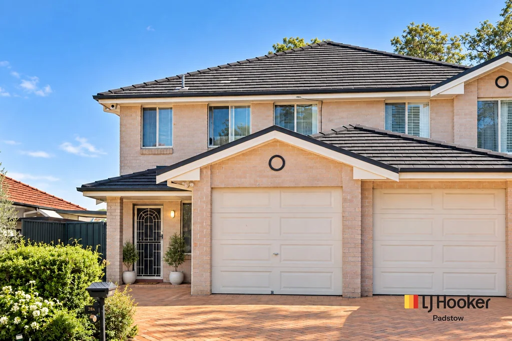 Padstow 4कमरा Generous Proportions, Multiple Living Zones & Family-Friendly Yard – 10 Min Walk to Padstow Station