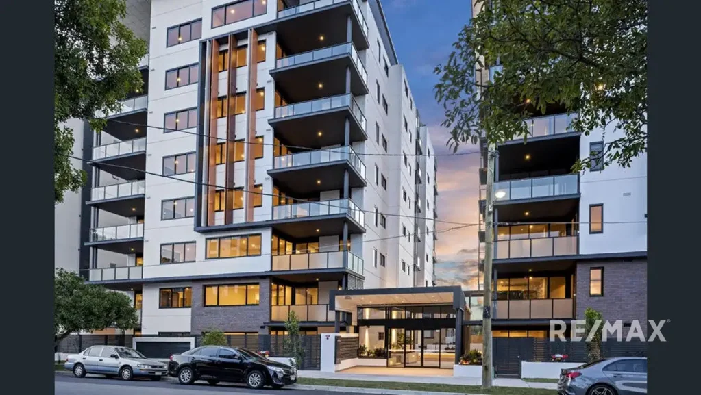 Stones Corner 3Moenga Luxurious three-bedroom apartment in precinct's best complex